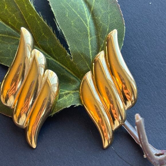 Vintage 1980 MONET Gold Tone Wing Wave Clip Earrings - Picture 2 of 5